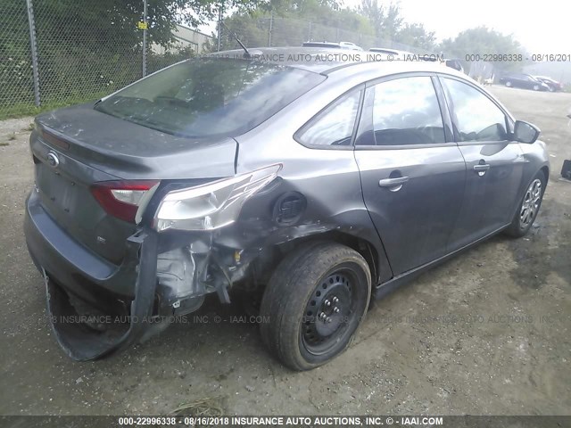 1FAHP3F2XCL156905 - 2012 FORD FOCUS SE 灰色 照片 4