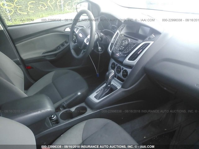 1FAHP3F2XCL156905 - 2012 FORD FOCUS SE 灰色 照片 5