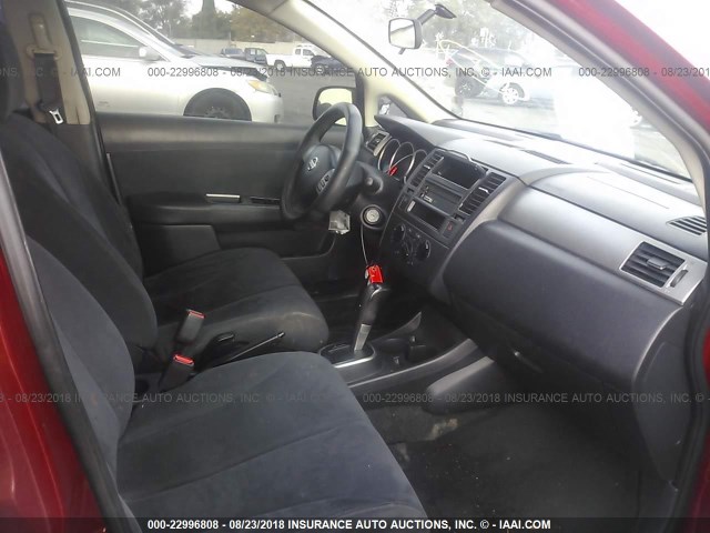 3N1BC11E38L397365 - 2008 NISSAN VERSA S/SL RED photo 5