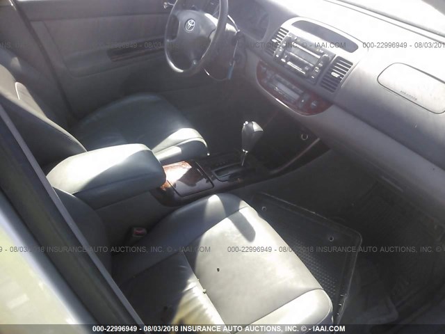 JTDBF32K640152619 - 2004 TOYOTA CAMRY LE/XLE 银色 照片 5