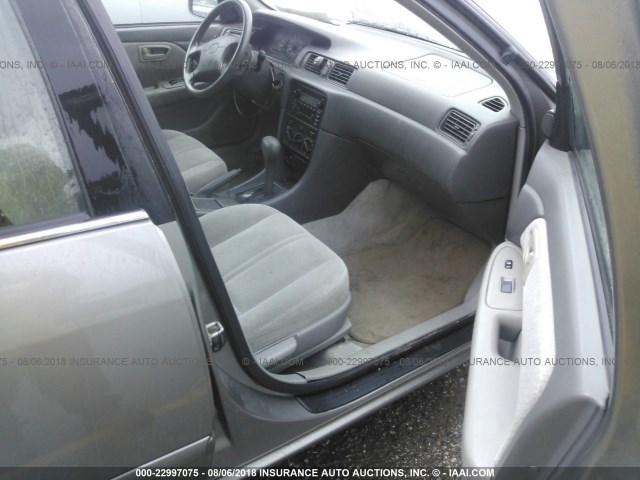 4T1BG22K01U020074 - 2001 TOYOTA CAMRY CE/LE/XLE 银色 照片 5