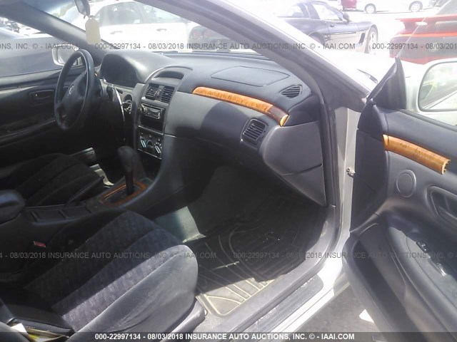 2T1CF22P22C600996 - 2002 TOYOTA CAMRY SOLARA SE/SLE ვერცხლისფერი ფოტო 5