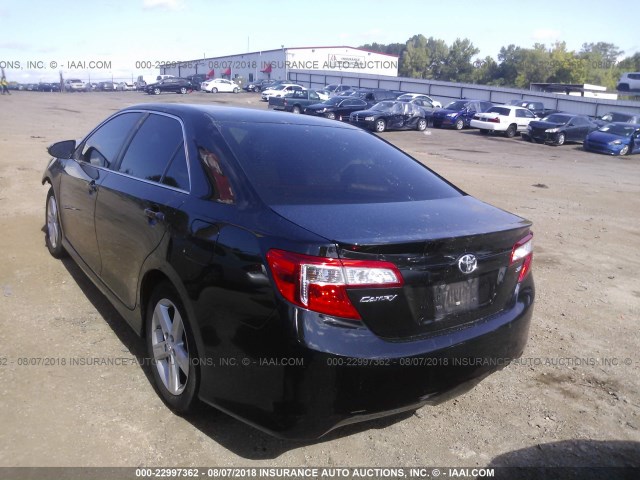 4T1BF1FK7EU420484 - 2014 TOYOTA CAMRY L/SE/LE/XLE შავი ფოტო 3