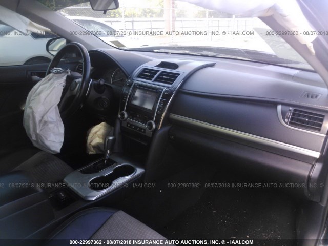 4T1BF1FK7EU420484 - 2014 TOYOTA CAMRY L/SE/LE/XLE შავი ფოტო 5