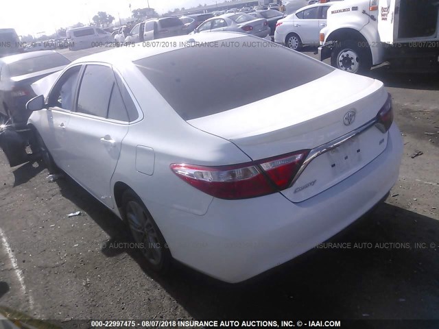 4T1BF1FK6GU132877 - 2016 TOYOTA CAMRY LE/XLE/SE/XSE WHITE photo 3