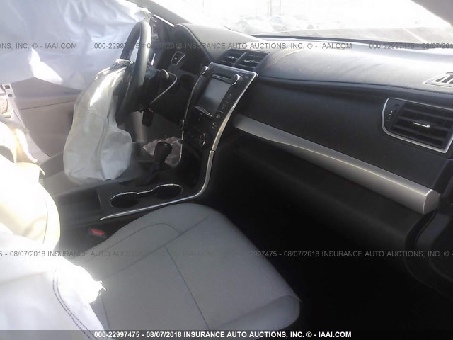 4T1BF1FK6GU132877 - 2016 TOYOTA CAMRY LE/XLE/SE/XSE WHITE photo 5