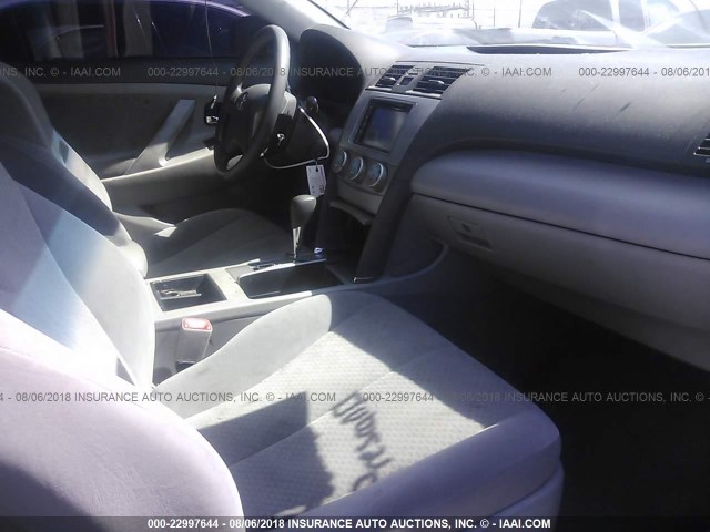 4T4BE46K89R073747 - 2009 TOYOTA CAMRY SE/LE/XLE ნაცრისფერი ფოტო 5