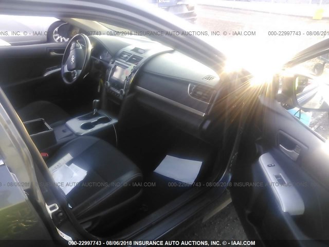 4T1BF1FK1CU502966 - 2012 TOYOTA CAMRY SE/LE/XLE ნაცრისფერი ფოტო 5