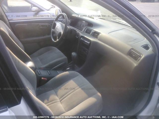 JT2BG28K9X0276041 - 1999 TOYOTA CAMRY LE/XLE WHITE photo 5