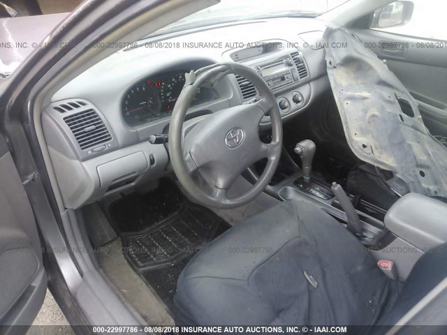 4T1BE32K24U889159 - 2004 TOYOTA CAMRY LE/XLE/SE ნაცრისფერი ფოტო 5