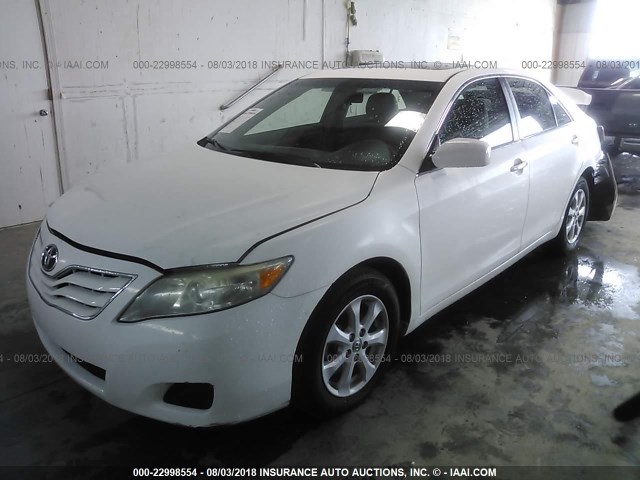 4T1BF3EK5AU560749 - 2010 TOYOTA CAMRY SE/LE/XLE თეთრი ფოტო 2