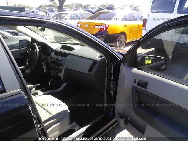 1FAHP35N98W209501 - 2008 FORD FOCUS SE/SEL/SES BLACK photo 5