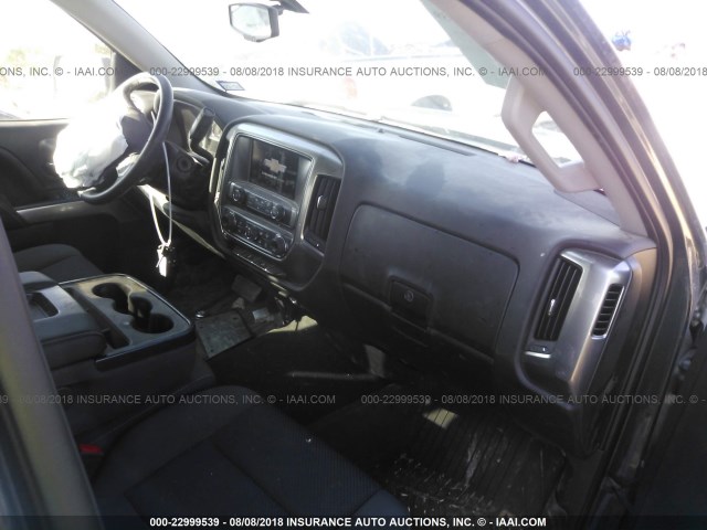 3GCUKREC1JG146858 - 2018 CHEVROLET SILVERADO K1500 LT GRAY photo 5