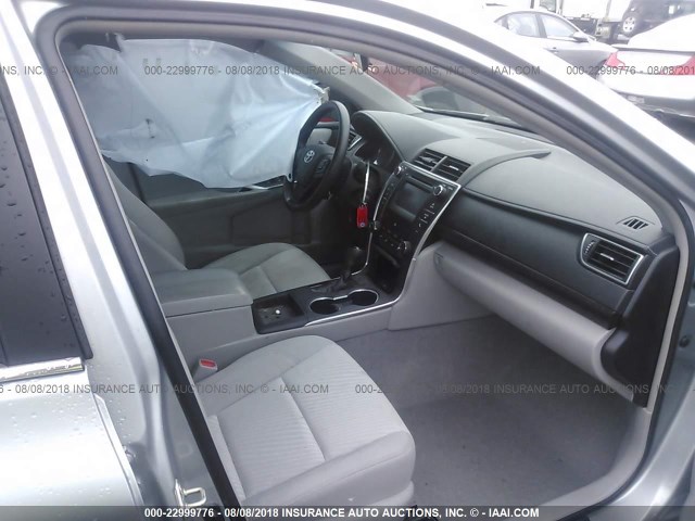 4T4BF1FK1GR549961 - 2016 TOYOTA CAMRY LE/XLE/SE/XSE 银色 照片 5