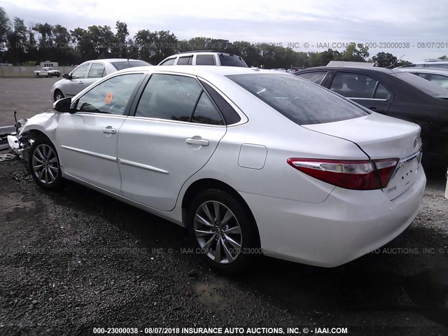 4T1BF1FK0GU580919 - 2016 TOYOTA CAMRY LE/XLE/SE/XSE WHITE photo 3