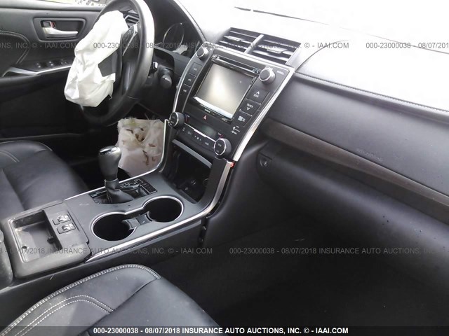 4T1BF1FK0GU580919 - 2016 TOYOTA CAMRY LE/XLE/SE/XSE WHITE photo 5