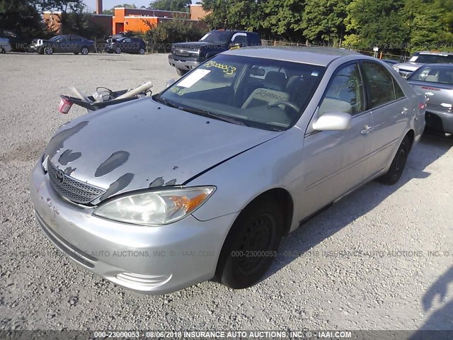 4T1BE32KX2U530915 - 2002 TOYOTA CAMRY LE/XLE/SE 银色 照片 2