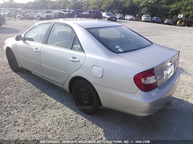4T1BE32KX2U530915 - 2002 TOYOTA CAMRY LE/XLE/SE 银色 照片 3