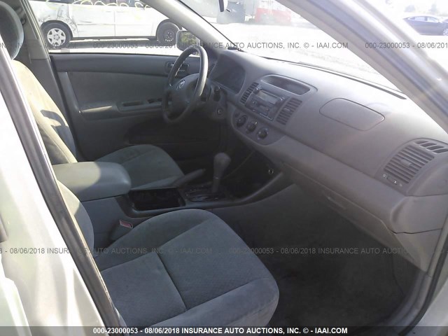 4T1BE32KX2U530915 - 2002 TOYOTA CAMRY LE/XLE/SE 银色 照片 5