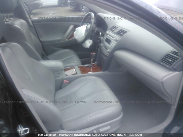 4T4BF3EK8BR173894 - 2011 TOYOTA CAMRY SE/LE/XLE შავი ფოტო 5