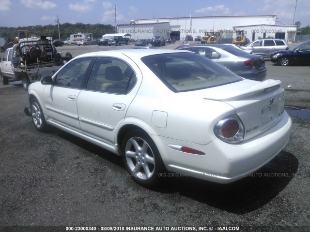 JN1DA31A22T321825 - 2002 NISSAN MAXIMA GLE/SE WHITE photo 3