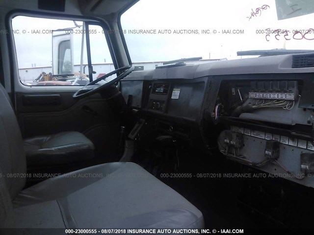 1HTSCABH5WH566838 - 1998 INTERNATIONAL 4000 4700 WHITE photo 5