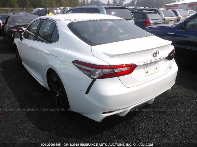 4T1B11HK0JU539760 - 2018 TOYOTA CAMRY L/LE/XLE/SE/XSE WHITE photo 3