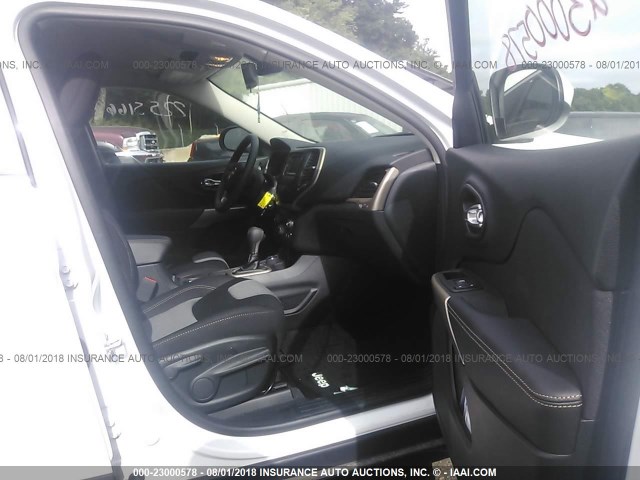 1C4PJMCB0JD562832 - 2018 JEEP CHEROKEE LATITUDE Beyaz fotoğraf 5
