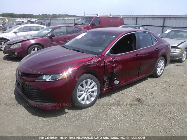 4T1B11HK4JU564452 - 2018 TOYOTA CAMRY L/LE/XLE/SE/XSE RED photo 2