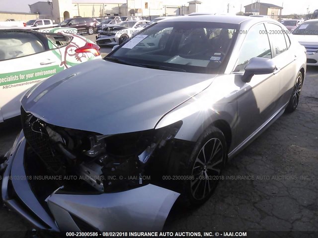 4T1B11HK4JU601614 - 2018 TOYOTA CAMRY L/LE/XLE/SE/XSE SILVER photo 2