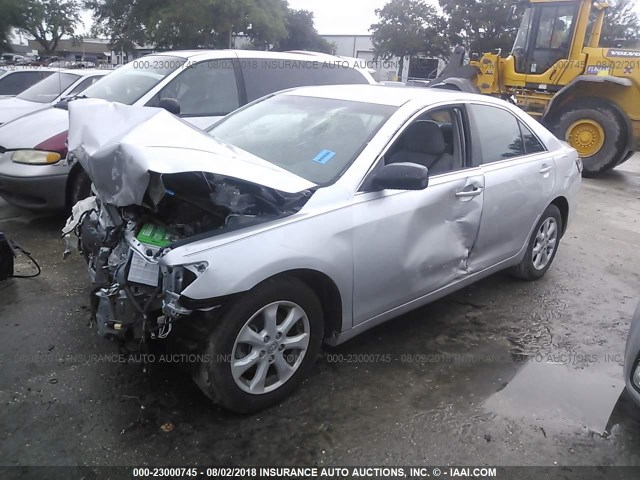 4T1BF3EK5BU720873 - 2011 TOYOTA CAMRY SE/LE/XLE GRAY photo 2