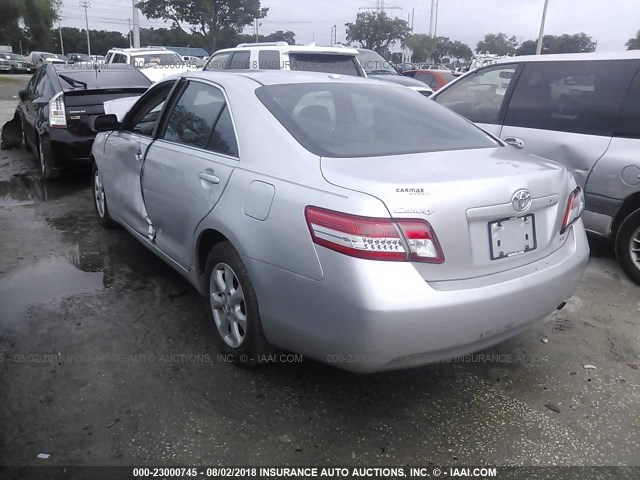 4T1BF3EK5BU720873 - 2011 TOYOTA CAMRY SE/LE/XLE GRAY photo 3