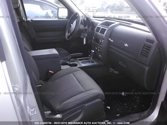 1D4PU2GKXBW535703 - 2011 DODGE NITRO SILVER photo 5