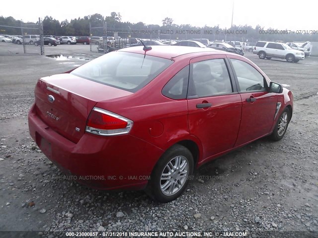 1FAHP35N28W156138 - 2008 FORD FOCUS SE/SEL/SES RED photo 4