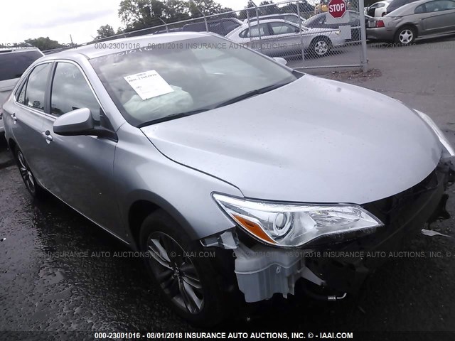 4T1BF1FK7HU369461 - 2017 TOYOTA CAMRY LE/XLE/SE/XSE SILVER photo 1