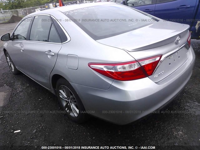 4T1BF1FK7HU369461 - 2017 TOYOTA CAMRY LE/XLE/SE/XSE SILVER photo 3