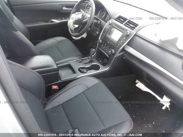 4T1BF1FK7HU369461 - 2017 TOYOTA CAMRY LE/XLE/SE/XSE SILVER photo 5