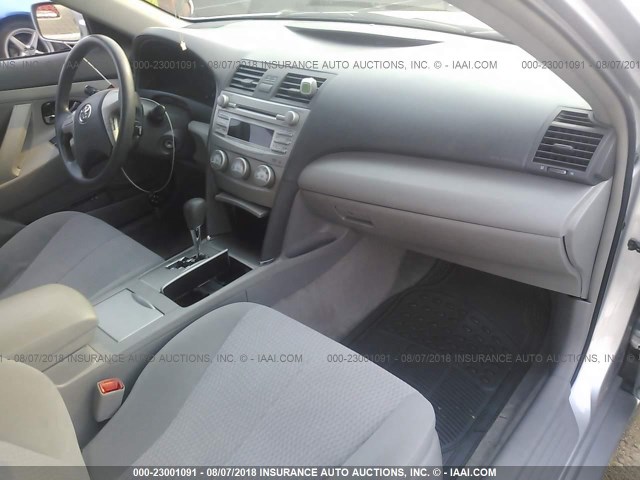 4T1BF3EKXBU126022 - 2011 TOYOTA CAMRY SE/LE/XLE ვერცხლისფერი ფოტო 5