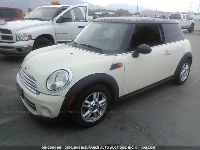 WMWSU3C56BT098438 - 2011 MINI COOPER WHITE photo 2