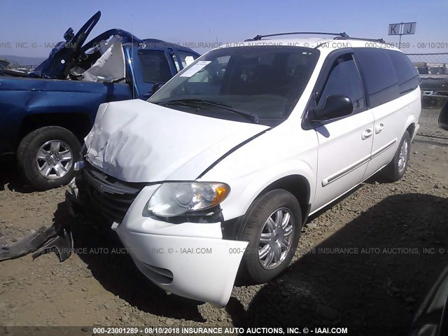 2C4GP54L05R391546 - 2005 CHRYSLER TOWN & COUNTRY TOURING WHITE photo 2