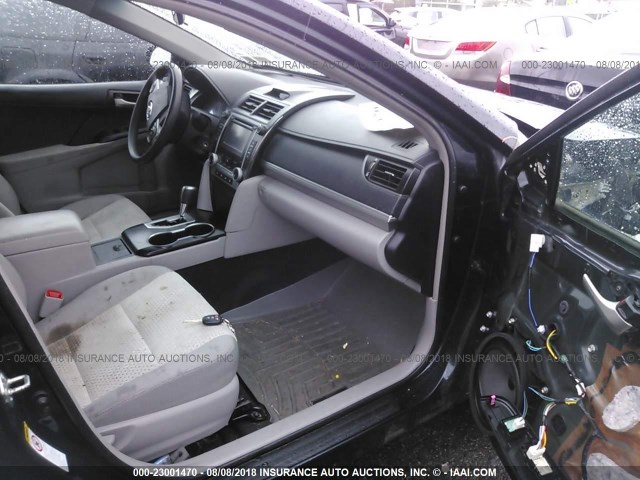 4T1BF1FK6DU223000 - 2013 TOYOTA CAMRY L/SE/LE/XLE 深蓝色 照片 5