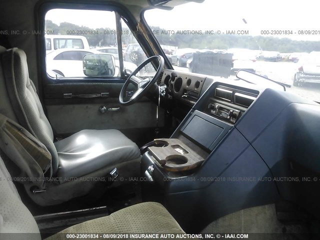 1GBEG25H5F7175053 - 1985 CHEVROLET G20 BLUE photo 5