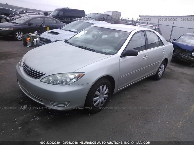 JTDBE32K653027297 - 2005 TOYOTA CAMRY LE/XLE/SE Gümüş foto 2