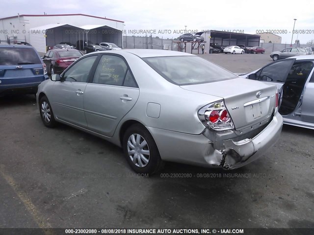 JTDBE32K653027297 - 2005 TOYOTA CAMRY LE/XLE/SE Gümüş foto 3
