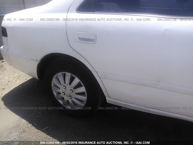 JT2BG22KXW0237823 - 1998 TOYOTA CAMRY CE/LE/XLE 白色 照片 6