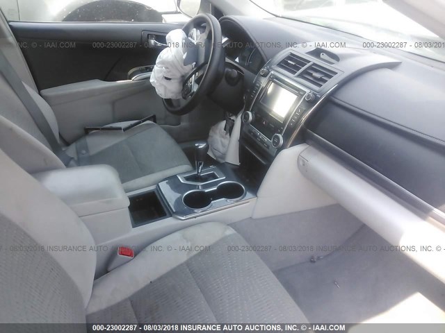 4T1BD1FK0EU098356 - 2014 TOYOTA CAMRY HYBRID/LE/XLE 银色 照片 5