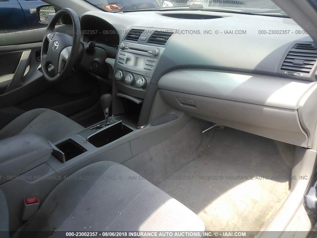4T1BF3EK1BU154033 - 2011 TOYOTA CAMRY SE/LE/XLE შავი ფოტო 5