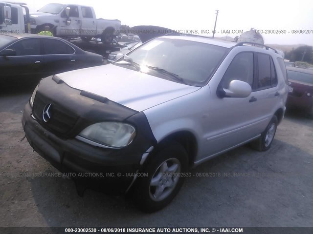 4JGAB54E61A277826 - 2001 MERCEDES-BENZ ML 320 SILVER photo 2