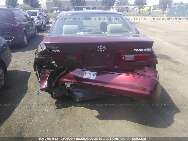 4T1BG22K2XU510167 - 1999 TOYOTA CAMRY CE/LE/XLE RED photo 6