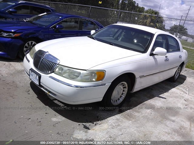 1LNHM81W21Y724196 - 2001 LINCOLN TOWN CAR EXECUTIVE WHITE photo 2